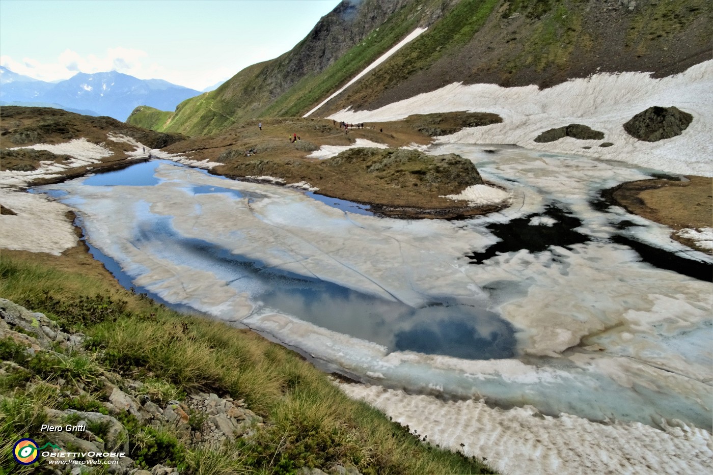 02 Ancora neve al laghetto inferiore di Ponteranica.JPG